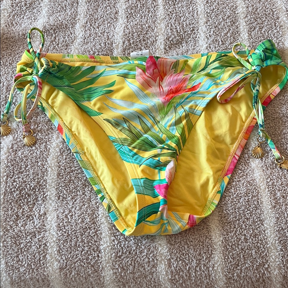 La Blanca Tropical Floral Bikini Set. Top size 6 Bottoms are size 8. - Picture 3 of 3